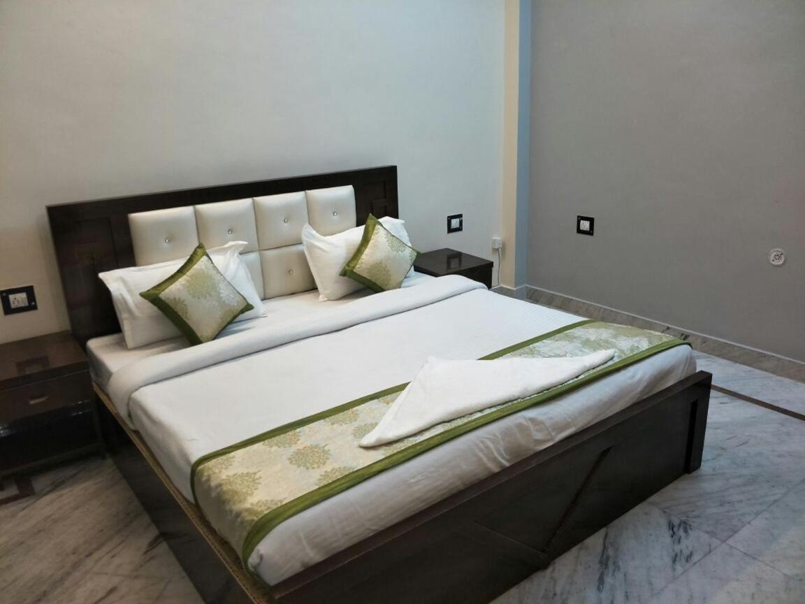 Surabhi Garden Inn لاكناو المظهر الخارجي الصورة